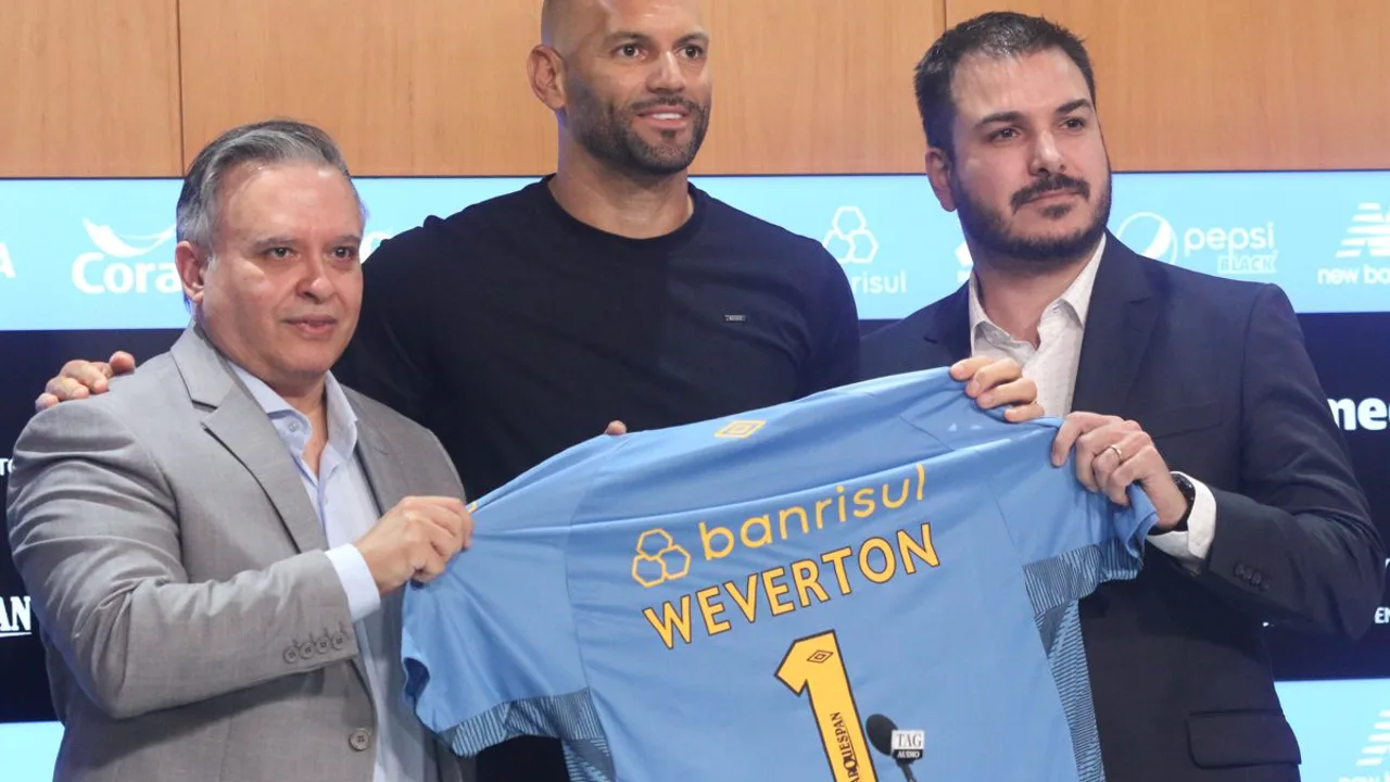 Weverton sendo apresentado como goleiro do Grêmio na Arena, com a camisa tricolor nas mãos