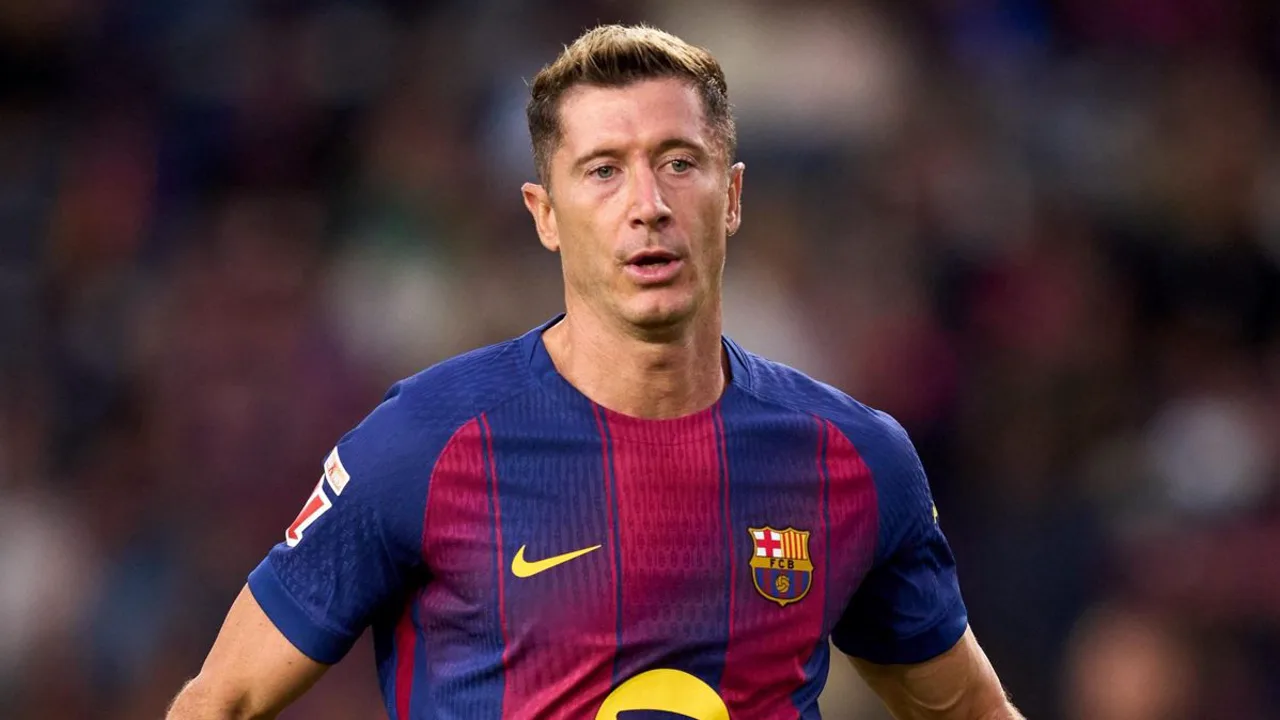 Hansi Flick levantando troféu da LaLiga com jogadores do Barcelona no Camp Nou