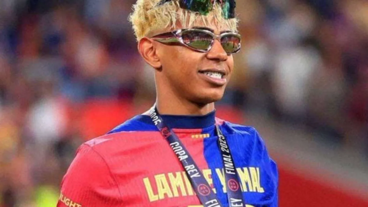 Hansi Flick sorrindo no banco de reservas do Barcelona após título da La Liga 2025/26