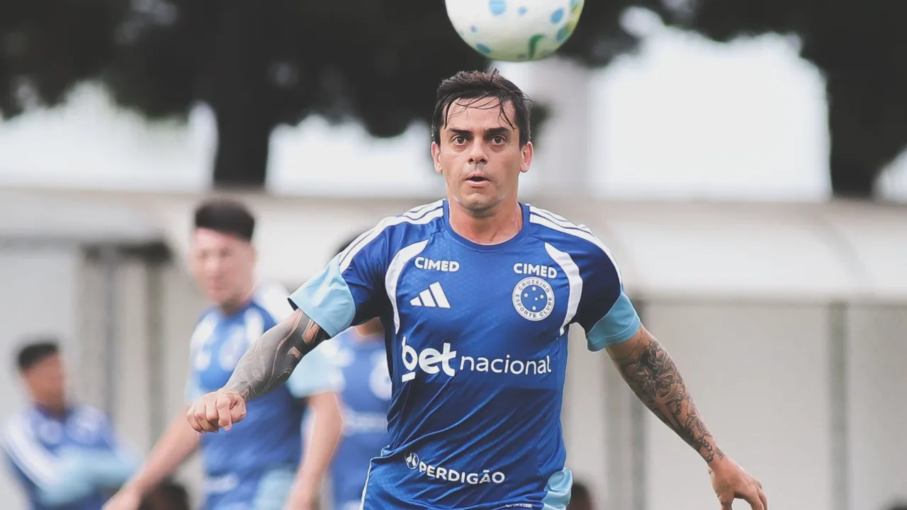 Dudu com a camisa do Atlético-MG em campo, ao fundo imagem de tribunal paulista
