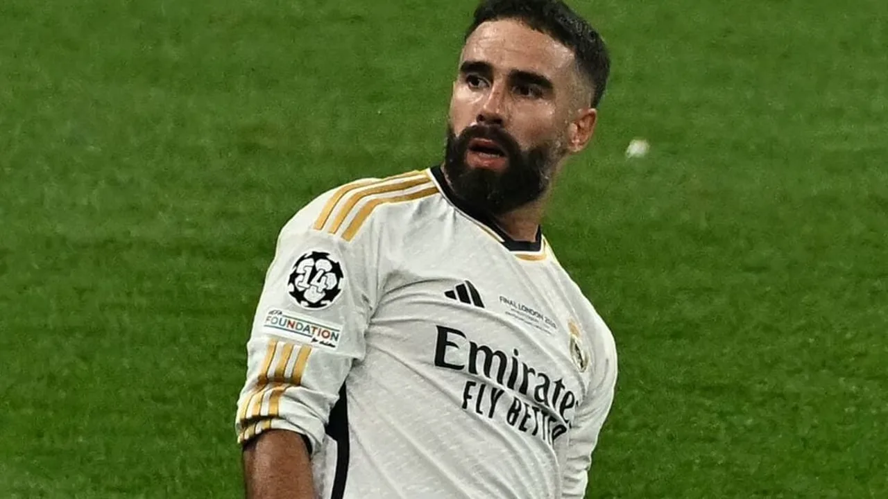 Dani Carvajal levantando a taça da Champions League com a camisa do Real Madrid no Santiago Bernabéu