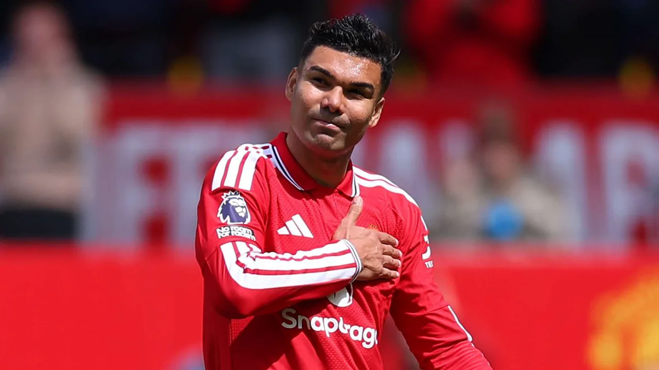 Casemiro recebe homenagem da torcida do Manchester United em Old Trafford durante sua última partida pelo clube