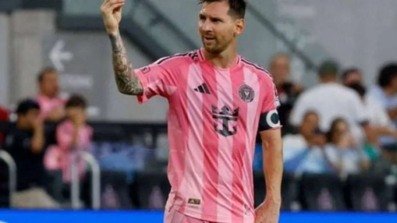 Messi gesticula em direção à torcida do Inter Miami durante partida da MLS no Chase Stadium