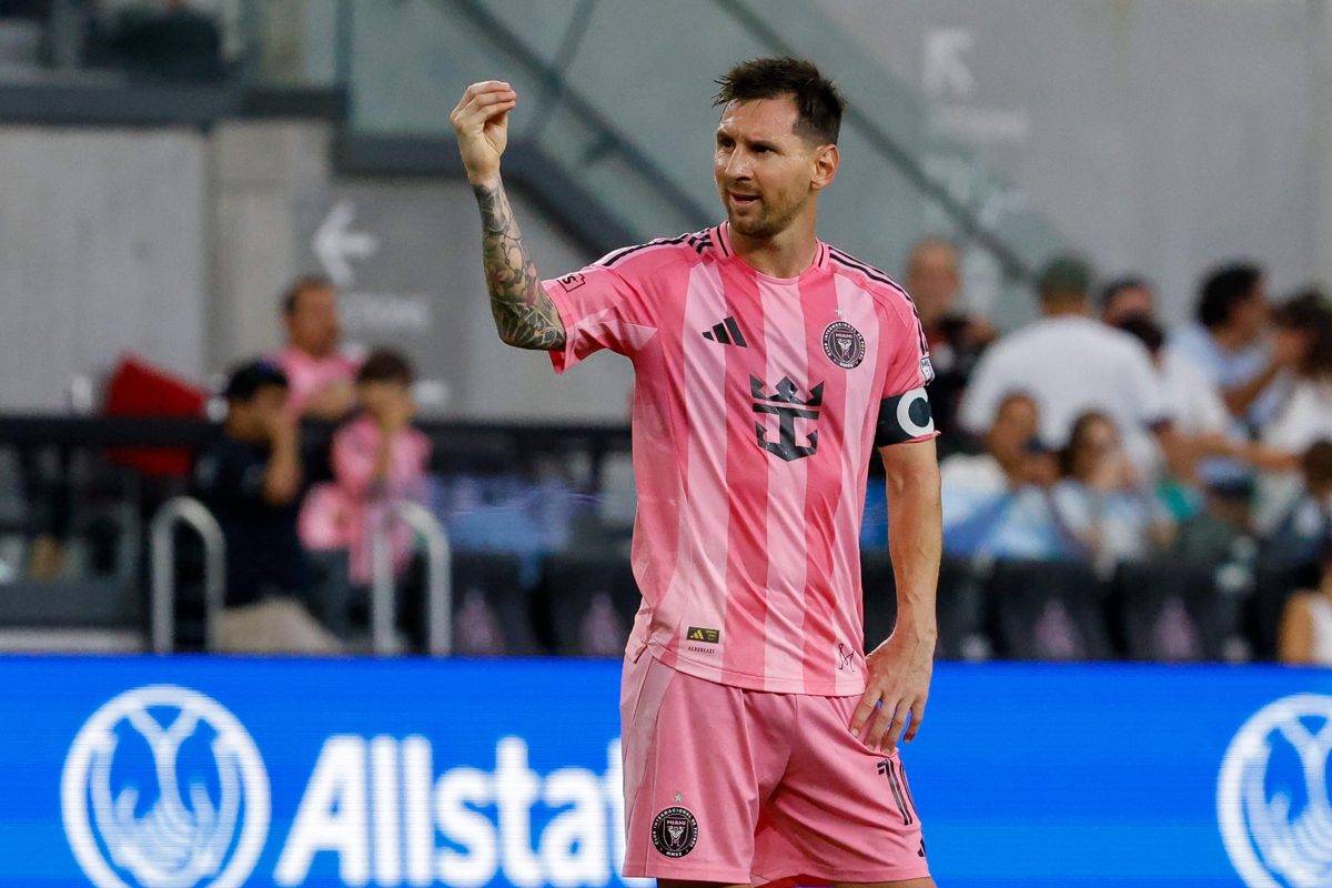 O gesto que ninguém esperava de Messi Messi se irrita com o silêncio da torcid