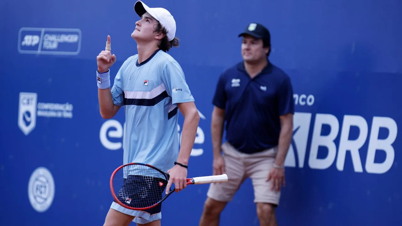 Thiago Wild em quadra durante o Engie Open ATP Challenger 75 em Florianópolis, comemorando vitória