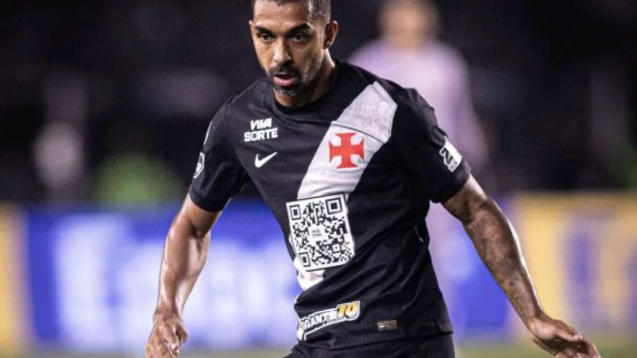 Paulo Henrique lateral do Vasco saindo de campo com dor no tornozelo direito em São Januário