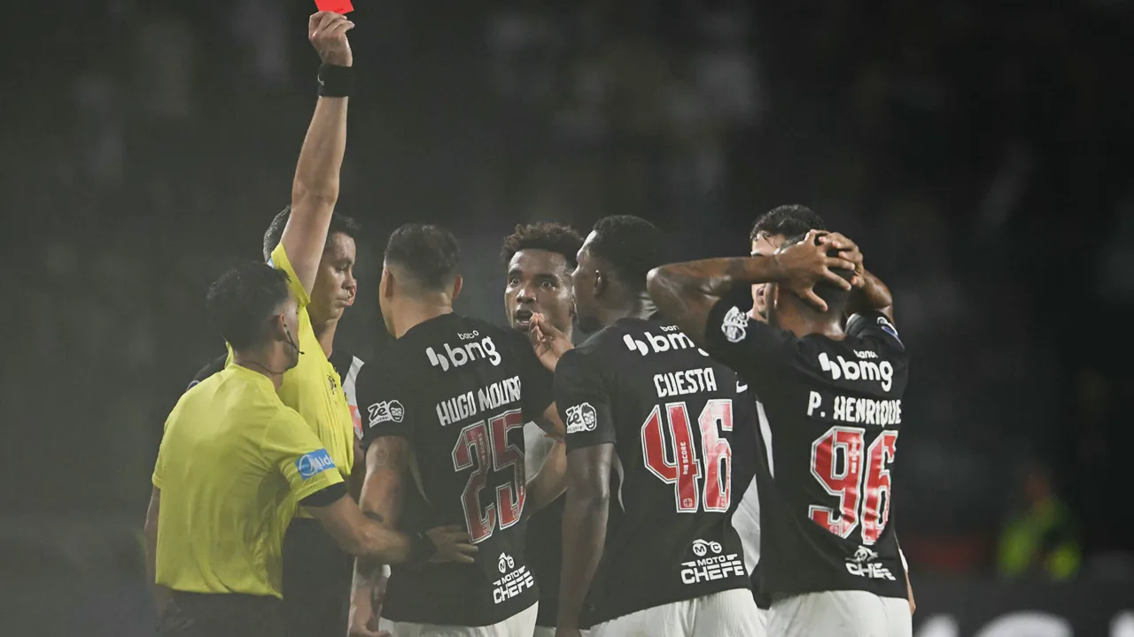 Geovani Silva com a camisa do Vasco da Gama em partida histórica dos anos 1980