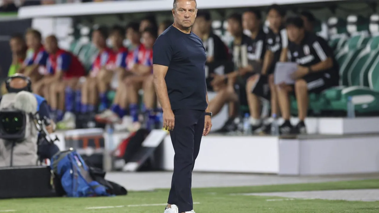 Hans-Dieter Flick, treinador alemão do Nantes, observando o jogo na beira do campo na Ligue 1