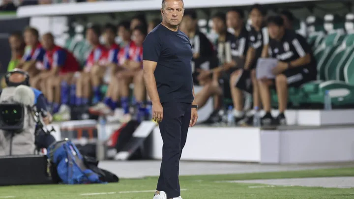 Hans-Dieter Flick, treinador alemão do Nantes, observando o jogo na beira do campo na Ligue 1
