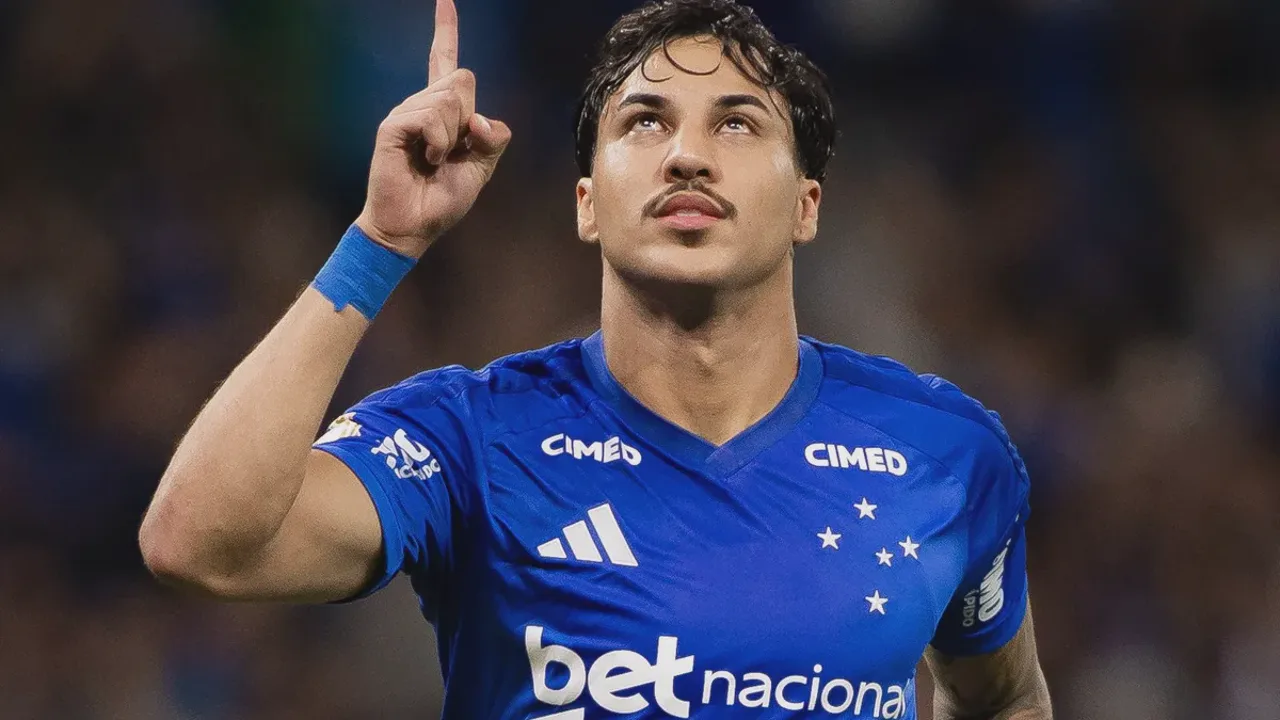 Kaio Jorge (Cruzeiro) e Lucas Moura (São Paulo) em ação no Brasileirão Série A 2026, atacantes em disputa