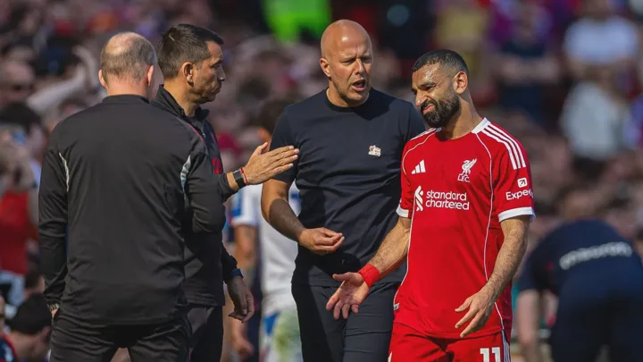 Mohamed Salah com a camisa do Liverpool e Nick Woltemade com a camisa do Newcastle United em ação na Premier League