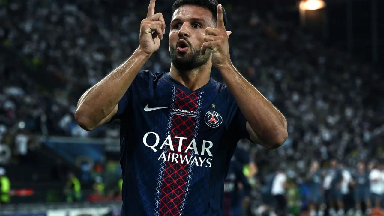 Ousmane Dembélé deixa o campo amparado durante partida do PSG na Ligue 1 com expressão de dor