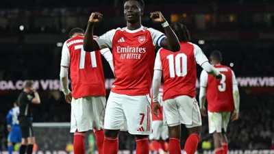 Saka carrega o peso de três vice-campeonatos e o Arsenal nunca esteve tão perto