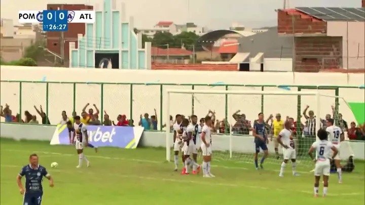 Kaishu Sano com a camisa 6 do RB Bragantino disputando bola no meio-campo pelo Brasileirão 2026