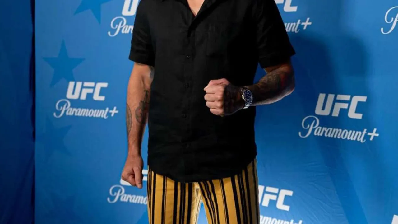 Alex Poatan em coletiva do UFC Casa Branca com expressão séria após provocação de Josh Hokit