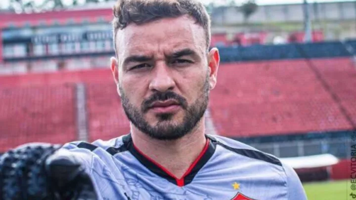 Gabriel Vasconcelos, goleiro do Vitória, defendendo as traves na Série A do Brasileirão 2026