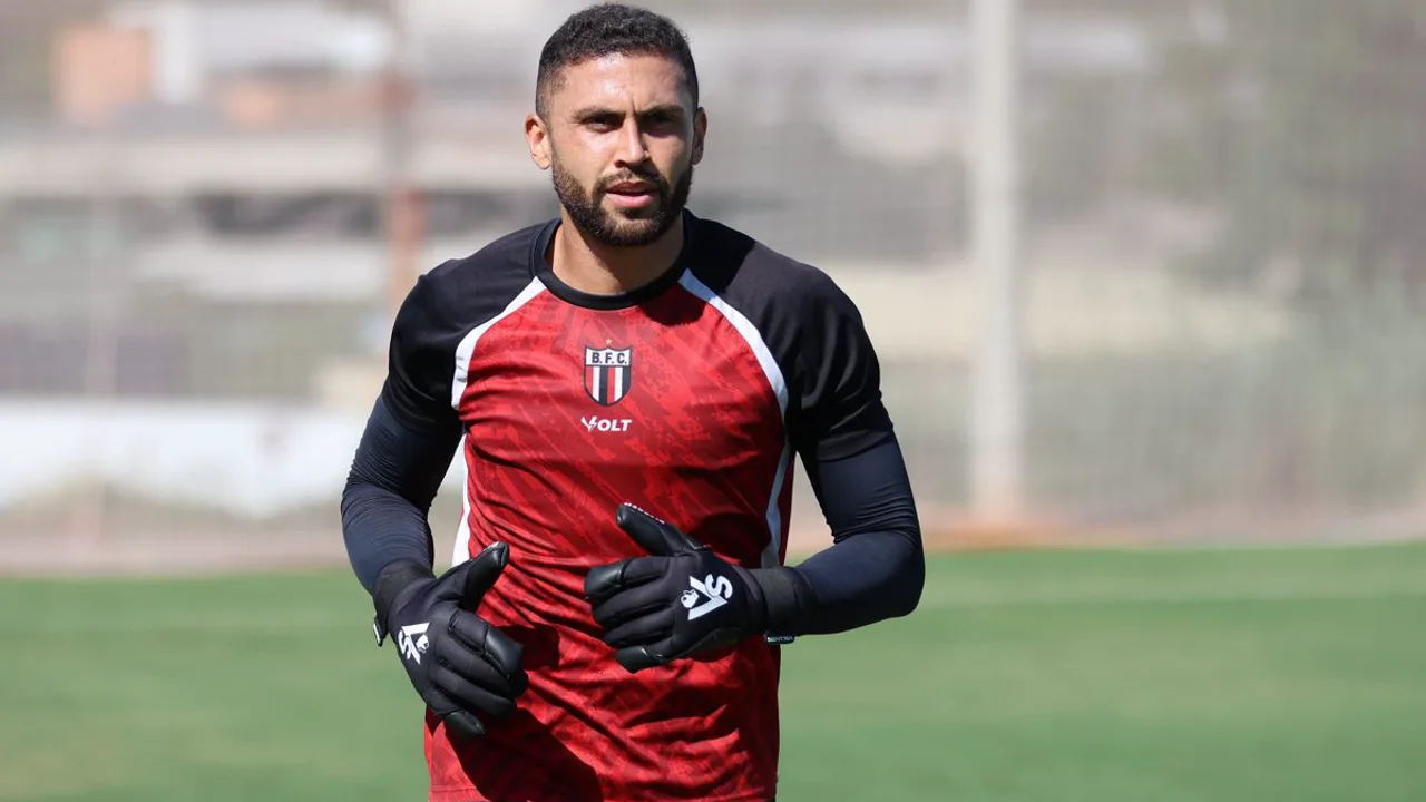Victor Souza, goleiro do Botafogo SP, posicionado sob as traves durante partida da Série B 2026