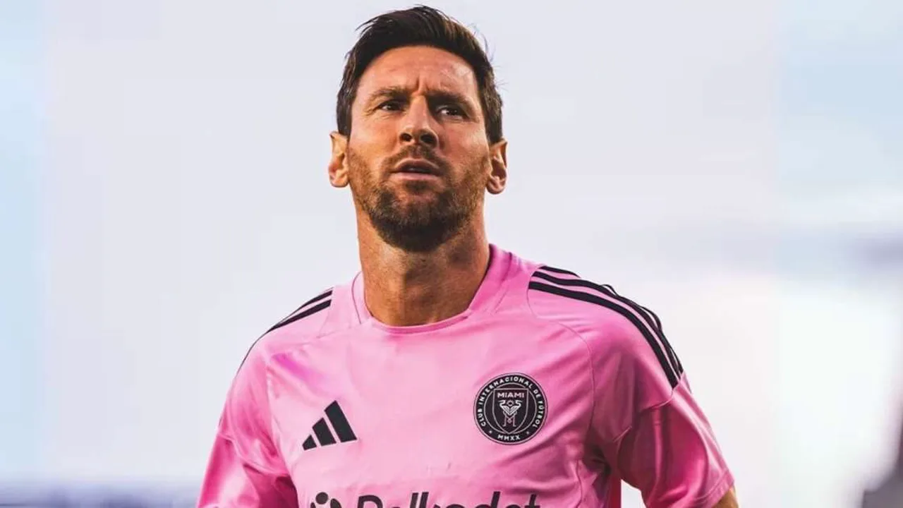 Lionel Messi olha fixamente para a arquibancada do Miami Freedom Park com expressão de reprovação