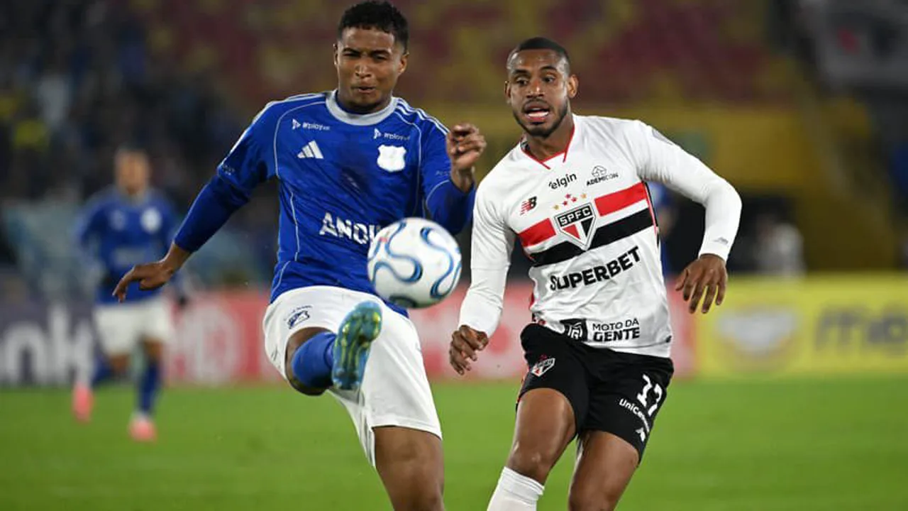 Dorival Júnior na beira do campo do Morumbis observando o aquecimento do São Paulo antes da estreia