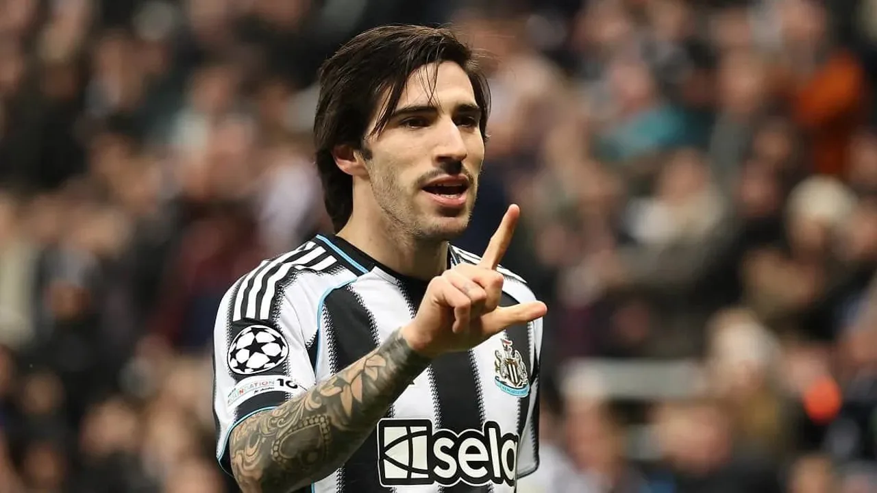 Sandro Tonali, meia do Team Durant, com a camisa 8 em partida da Champions League