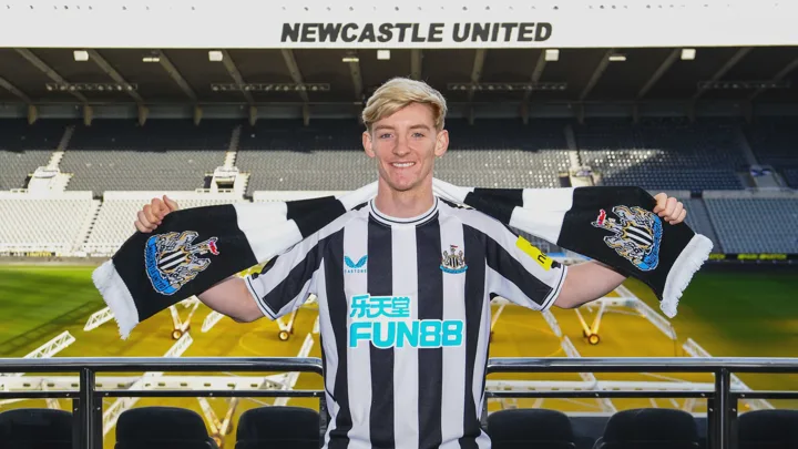 Anthony Gordon com a camisa 10 do Newcastle United em campo pela Premier League 2025/2026