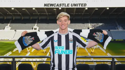 Anthony Gordon e os três futuros que o Newcastle precisa decidir agora