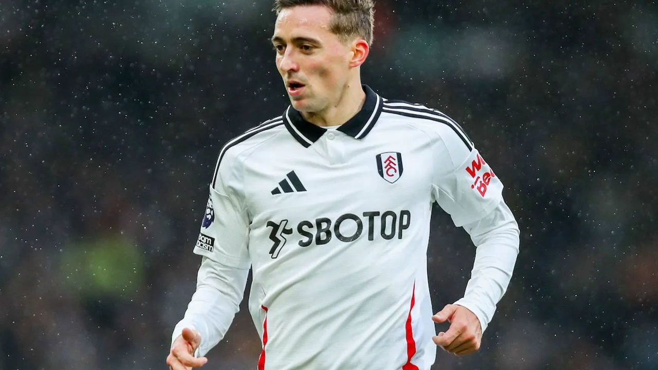 Timothy Castagne com a camisa 21 do Fulham em ação pela Premier League 2025/2026