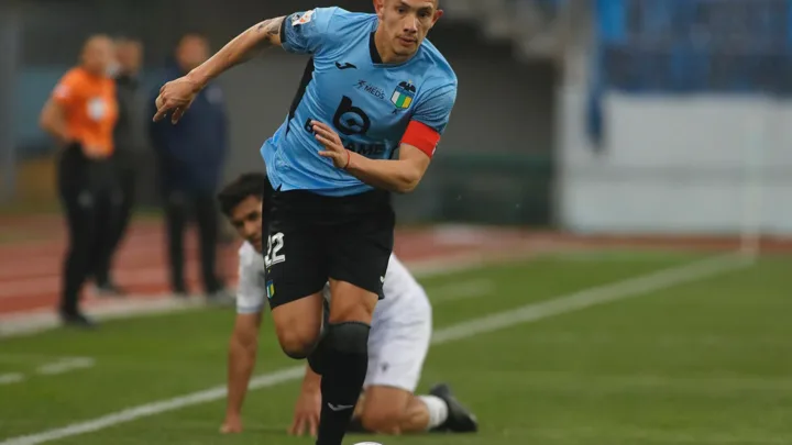 Alan Robledo, zagueiro argentino do O'Higgins, em ação durante partida da Copa Sudamericana 2026
