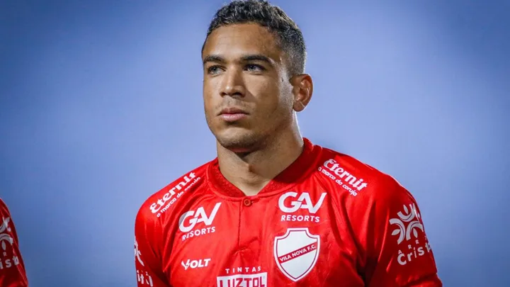 Elias, zagueiro do Vila Nova, em ação durante partida do Brasileirão Série A 2026