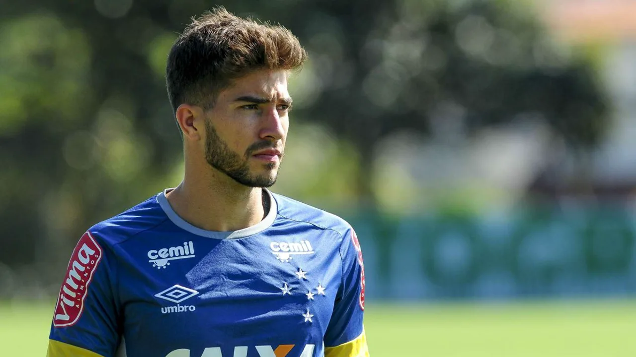 Lucas Silva, meia do Cruzeiro, com a camisa 16 durante partida do Brasileirão Série A 2026
