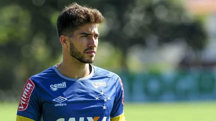 Lucas Silva, meia do Cruzeiro, com a camisa 16 durante partida do Brasileirão Série A 2026