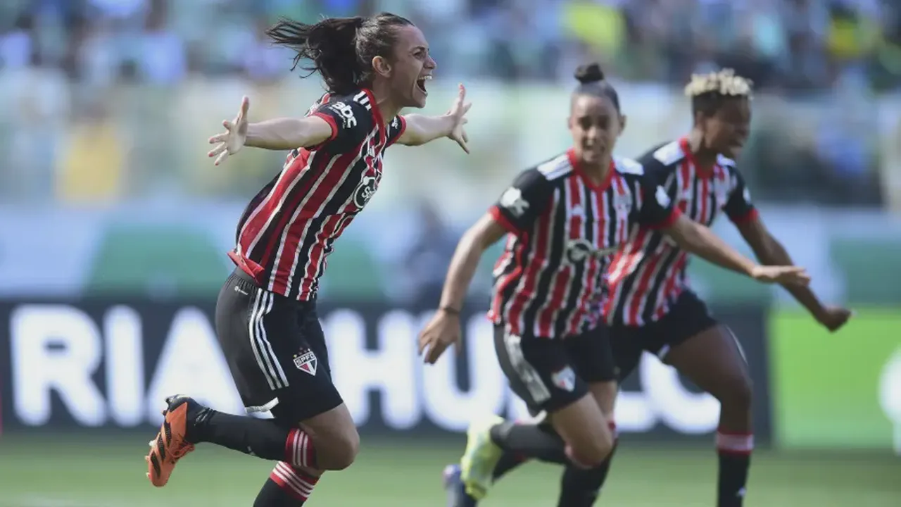 Rogério Caboclo em evento esportivo, com escudo do São Paulo ao fundo