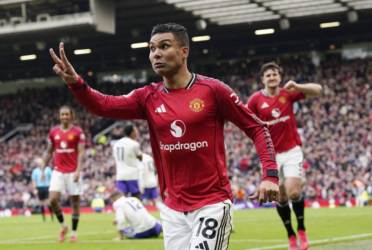 Casemiro encerra um ciclo em Old Trafford com vitória e homenagem coletiva Três