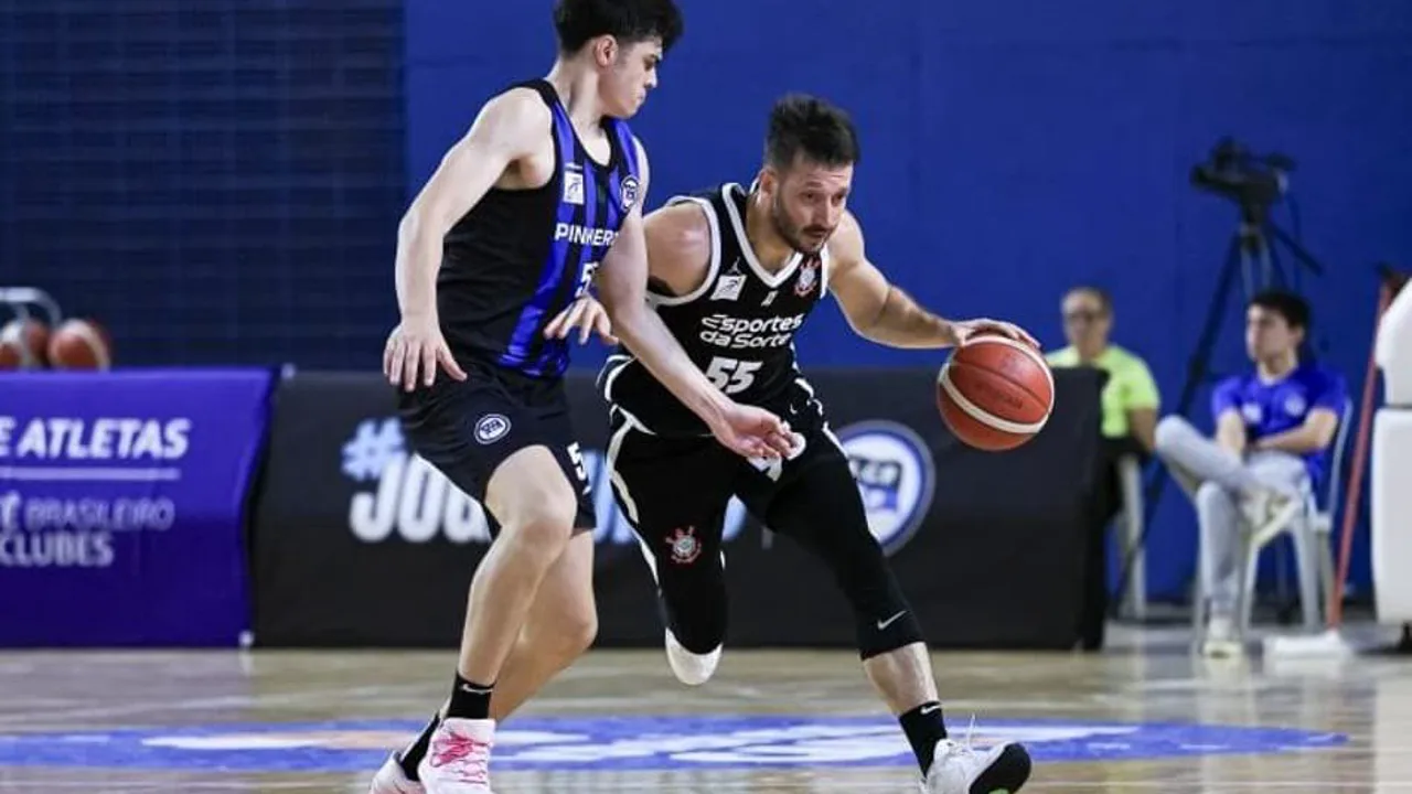 Jogadores do Corinthians e Pinheiros disputam bola no Ginásio Henrique Villaboim na semifinal do NBB