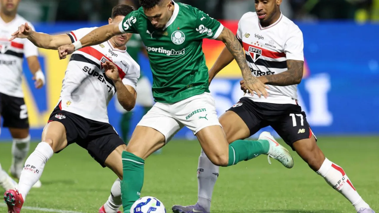 Alexander Barboza com a camisa do Botafogo no Estádio Nilton Santos, com documentos financeiros ao fundo
