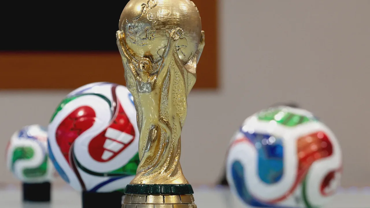 Torcedores com máscaras em aeroporto internacional com bandeiras da Copa do Mundo 2026 ao fundo