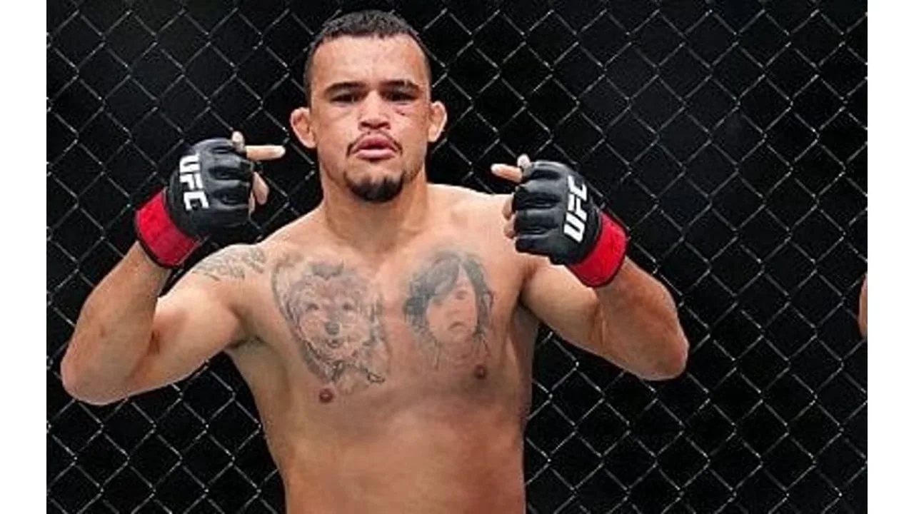Colby Covington no octógono do UFC após derrota, olhando para o chão com luvas levantadas