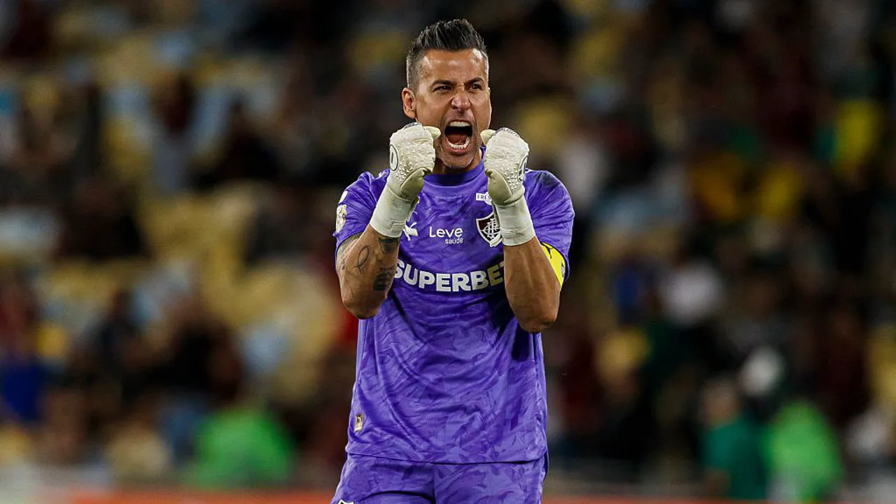 Goleiro Fábio do Fluminense em ação no Maracanã durante partida pela Libertadores