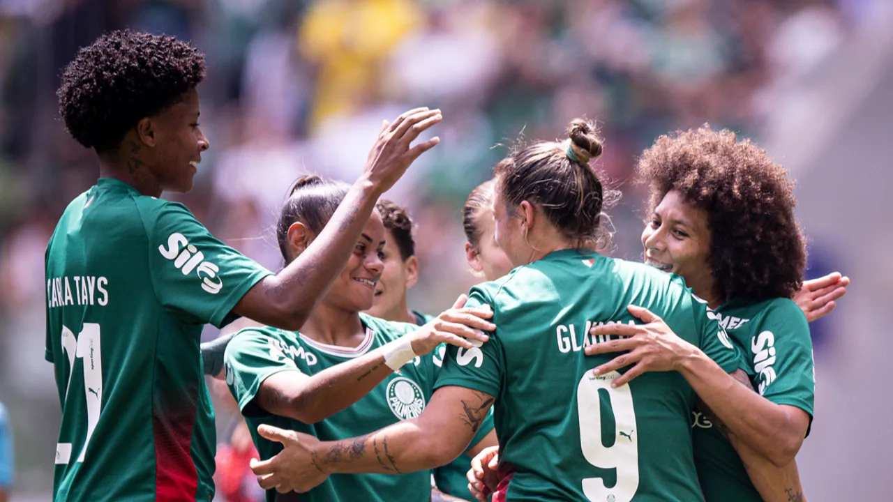Jogadoras do Palmeiras feminino comemorando gol na Arena Crefisa Barueri pelo Brasileirão Feminino