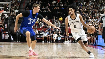 O rookie que os Spurs esconderam por 23 minutos está destruindo os playoffs
