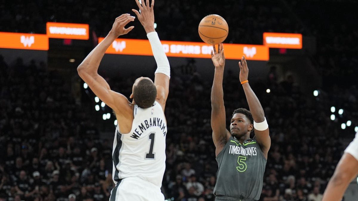 Como a lesão de Fox transformou um talento em urgência O rookie que os Spurs esc