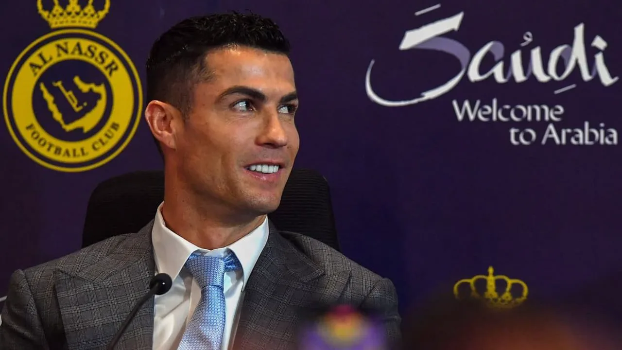 Cristiano Ronaldo em evento corporativo com logotipo da LiveMode e CazéTV ao fundo