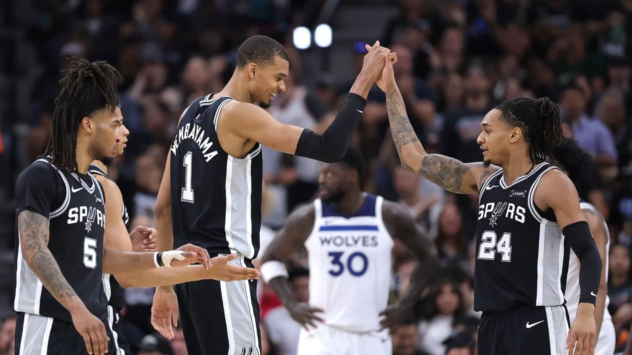 Carter Bryant defendendo Shai Gilgeous-Alexander em jogo da NBA, final da Conferência Oeste