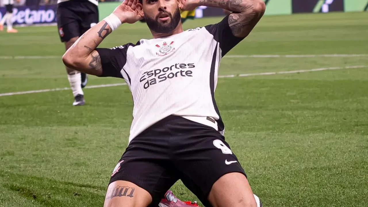 Yuri Alberto e Kaio Jorge frente a frente em campo durante confronto entre Corinthians e Cruzeiro