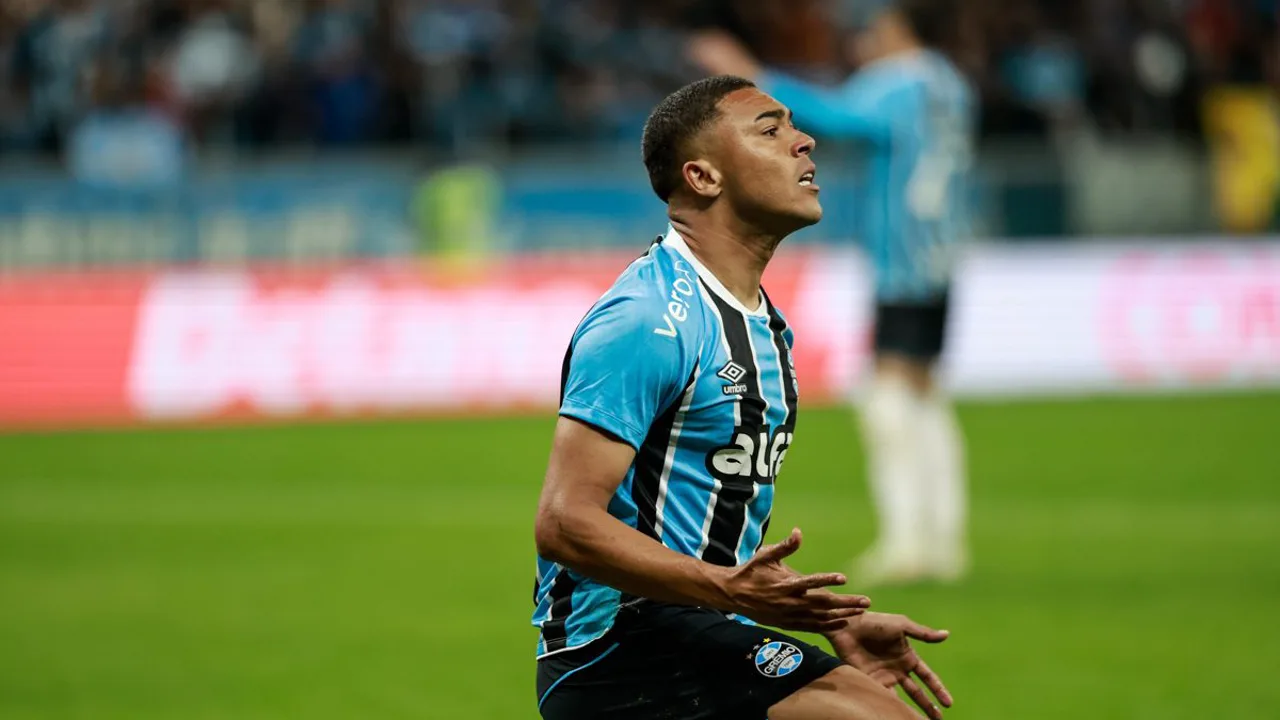 Jogadores do Grêmio em campo na Arena durante partida da CONMEBOL Sul-Americana