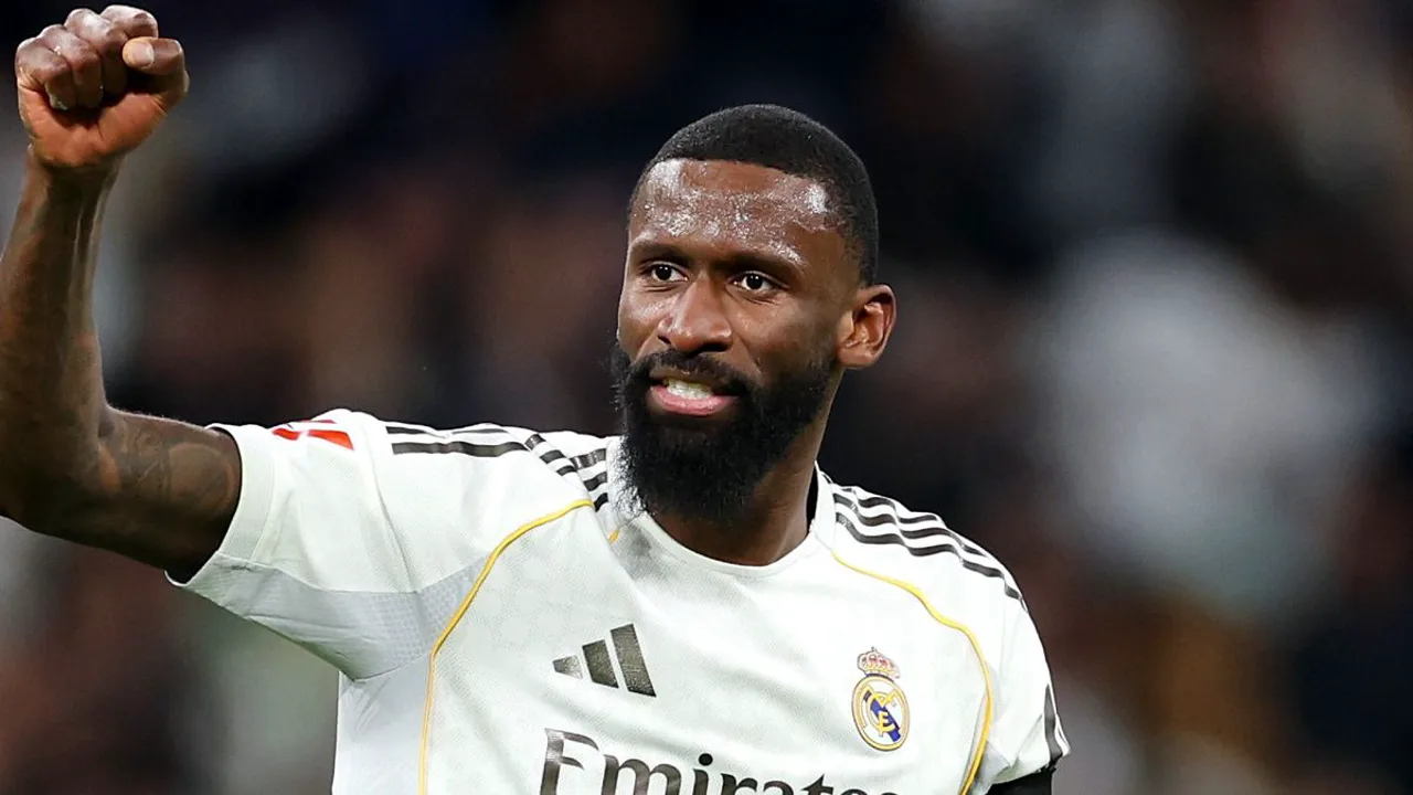 Antonio Rüdiger em ação defensiva pelo Real Madrid no Santiago Bernabéu, temporada 2025/26