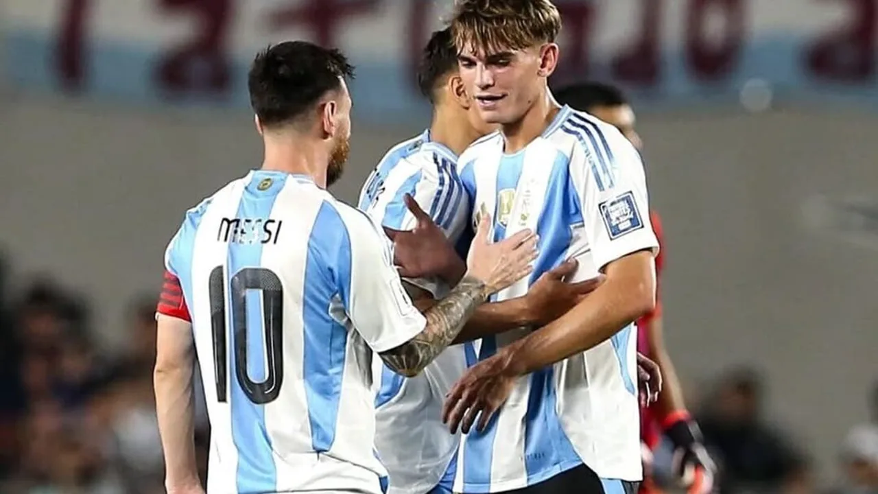 Nico Paz com a camisa do Como segurando o joelho esquerdo durante partida da Serie A italiana