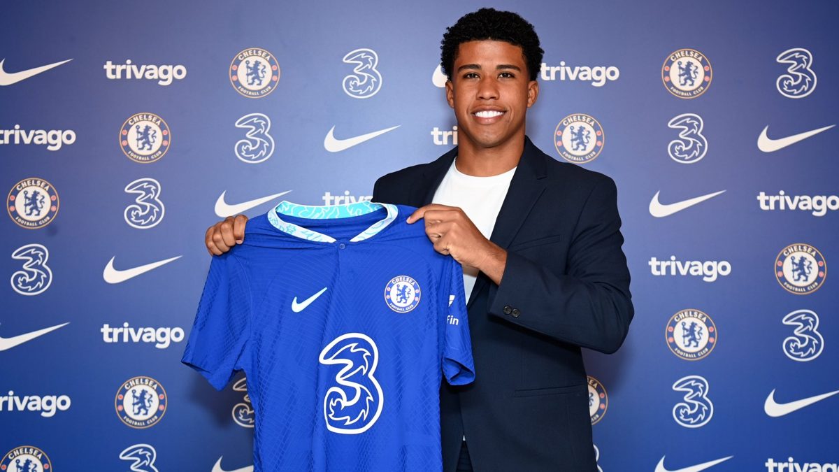 A temporada que travou o sonho de Andrey no Chelsea Andrey Santos escreveu nas r