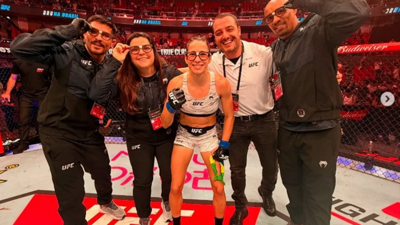 Colby Covington no octógono do UFC após vitória, com expressão provocativa para a torcida