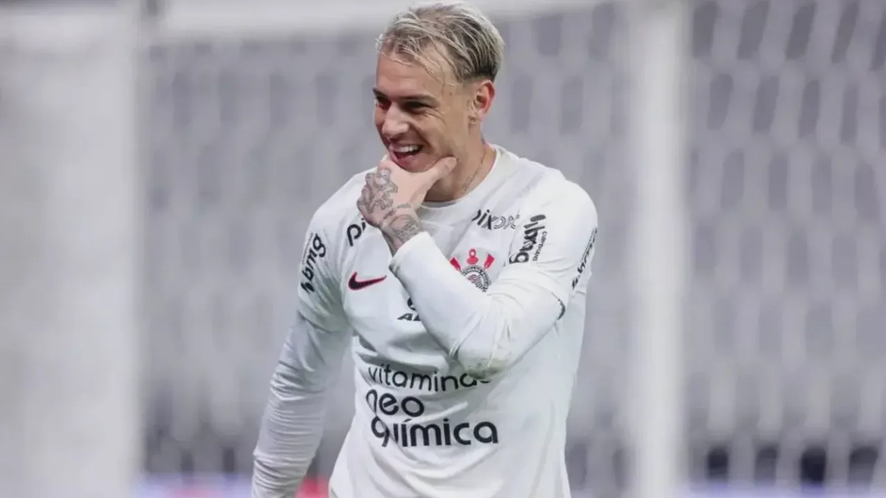 Memphis Depay com a camisa do Corinthians segurando a panturrilha durante partida no Brasileirão 2026